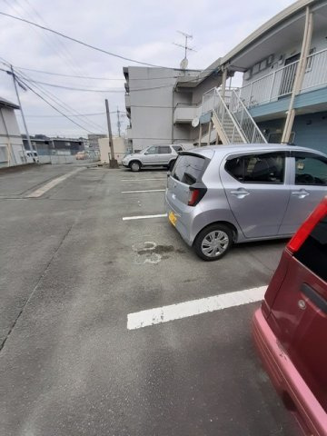 レジデンスササハラの駐車場|車をお持ちの方に嬉しい駐車場付きの物件です