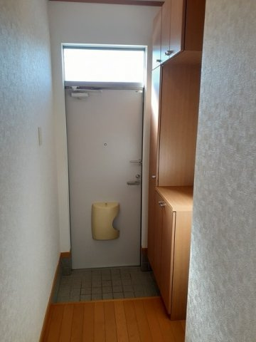 熊本市北区鶴羽田町のアパートの玄関|収納もある玄関です