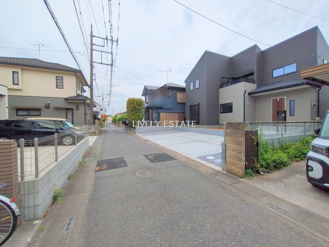 越谷市弥栄町3丁目 新築分譲住宅 1号棟の前面道路含む現地写真