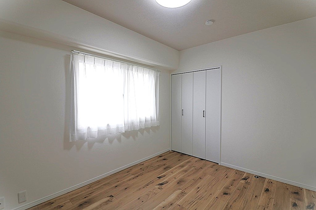 【子供部屋】 | コープ野村梅田Ａ棟 | LDと面した洋室　約５．０帖
窓とクローゼットが有ります♪