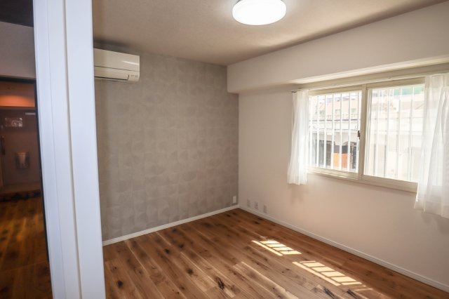 【その他】 | コープ野村梅田Ａ棟 | 洋室　約５．０帖にはエアコンが付いています♪