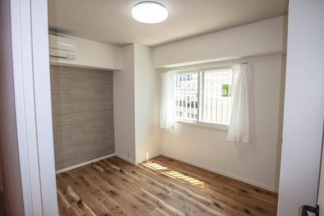 【洋室】 | コープ野村梅田Ａ棟 | 洋室　約４．９帖にはエアコンが付いています♪