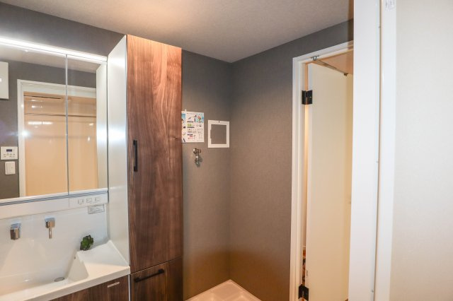 【その他】 | コープ野村梅田Ａ棟 | 洗面室には便利な棚と室内洗濯機置き場が有ります♪
三面鏡付きの洗面化粧台新調いたしました♪
