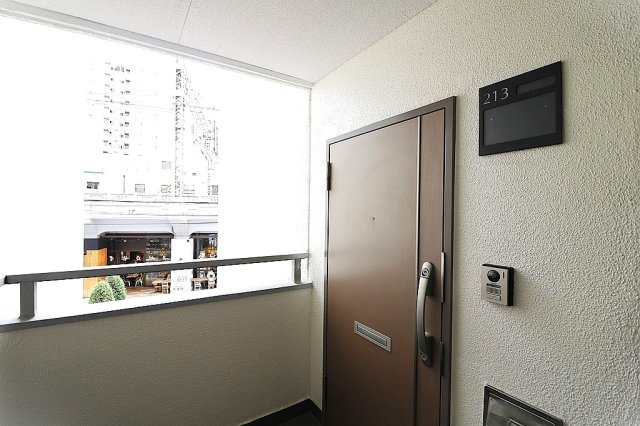 【玄関】 | コープ野村梅田Ａ棟 | 外廊下なので明るく風通しも良好♪