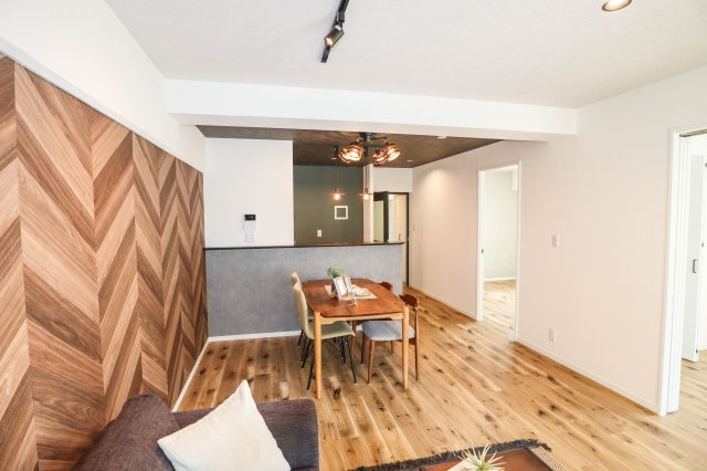 【居間・リビング】 | コープ野村梅田Ａ棟 | LDKは約１４．５帖　
※設置されている家具小物等はディスプレイ用です