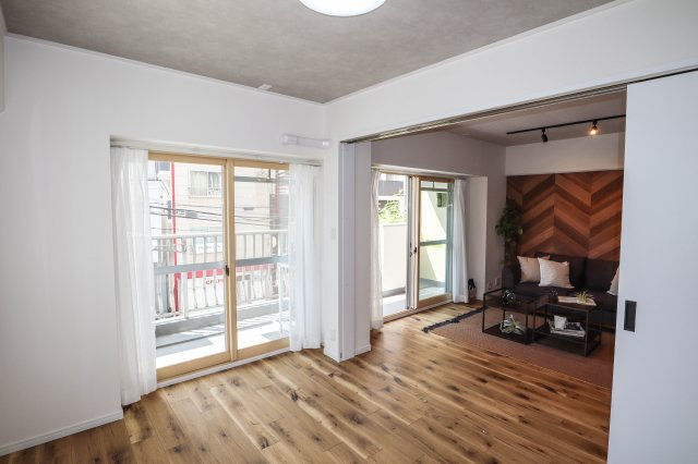 【その他】 | コープ野村梅田Ａ棟 | LDKとバルコニーに面した洋室はつなげて広々とお使いいただく事が出来ます
※設置されている家具小物等はディスプレイ用です