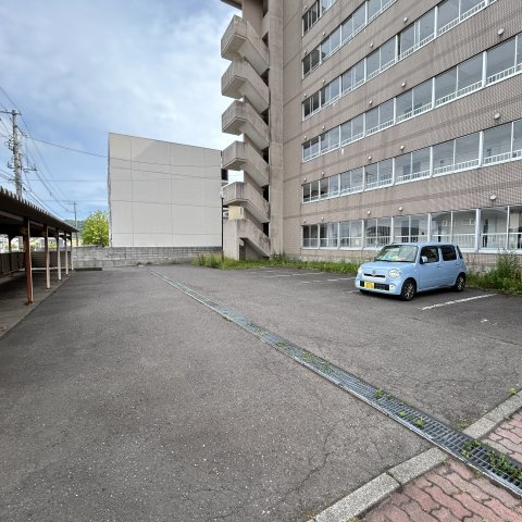 ティアラ高砂ハイツの駐車場