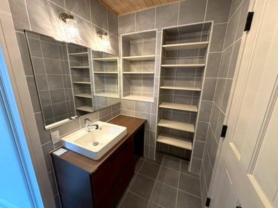 【独立洗面台】 | ヴィラアイビス | 洗面所の棚はたくさん収納できて便利ですね