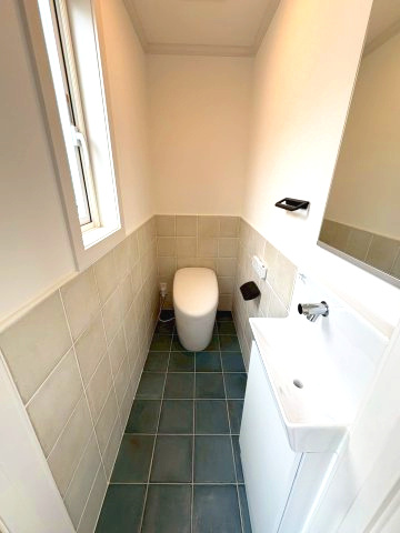 【トイレ】 | ヴィラアイビス | 掃除がラクなタンクレストイレです　女性には嬉しいレストドレッサー付き
窓もあるので換気も出来ます