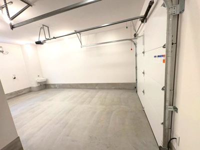 【設備】 | ヴィラアイビス | リモコン付き電動シャッター