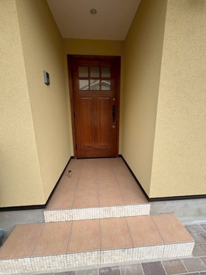 【エントランス】 | ヴィラアイビス | 木製玄関ドア　ドアノブも可愛い　ダブルロックキーで安心