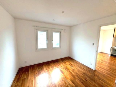 【洋室】 | ヴィラアイビス | 天然無垢の落ち着いたフローリング