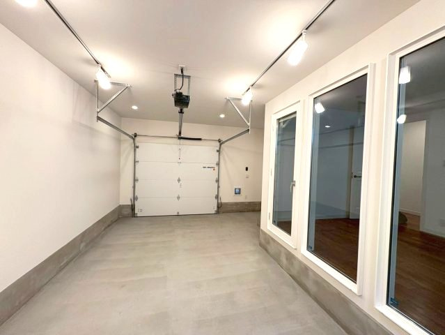 【駐車場】 | ヴィラアイビス | 室内から愛車を眺めながら過ごせます