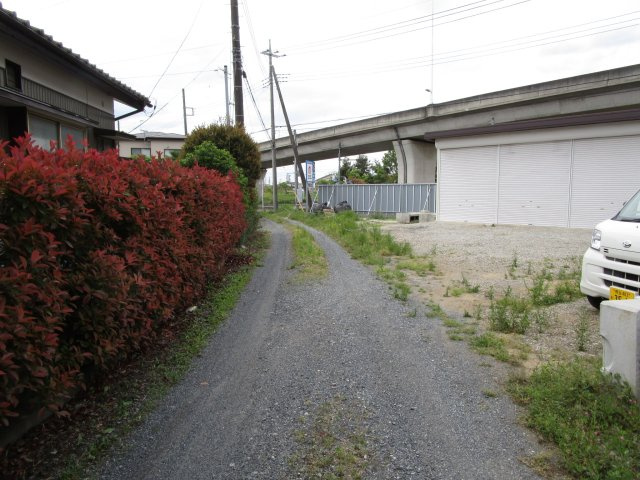 東松山市大字下野本土地　75坪の前面道路含む現地写真