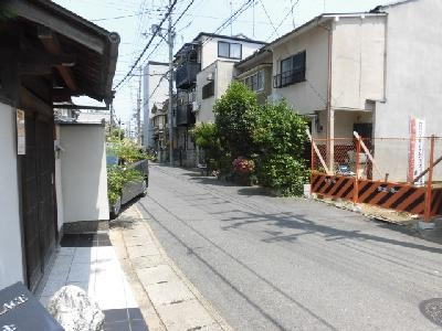 ヤングヴィレッジ嵯峨の周辺|前面道路
