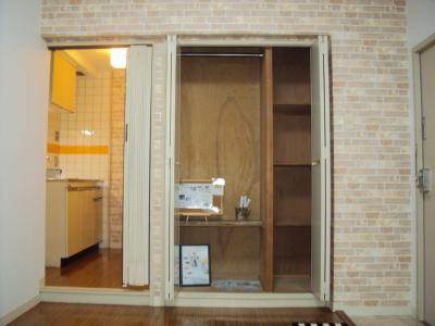 ヤングヴィレッジ嵯峨の内装|クローゼット