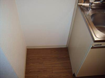 ヤングヴィレッジ嵯峨の内装|冷蔵庫置き場