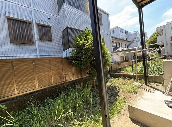 高間町貸家の庭