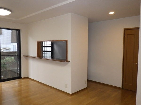 高間町貸家の居間・リビング