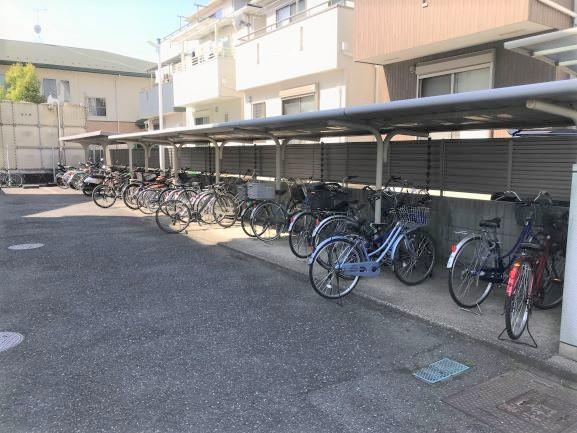 秋本マンションのエントランス|建物の内部です