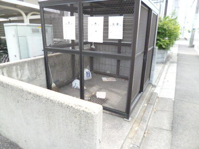 秋本マンションのロビー|建物の内部です