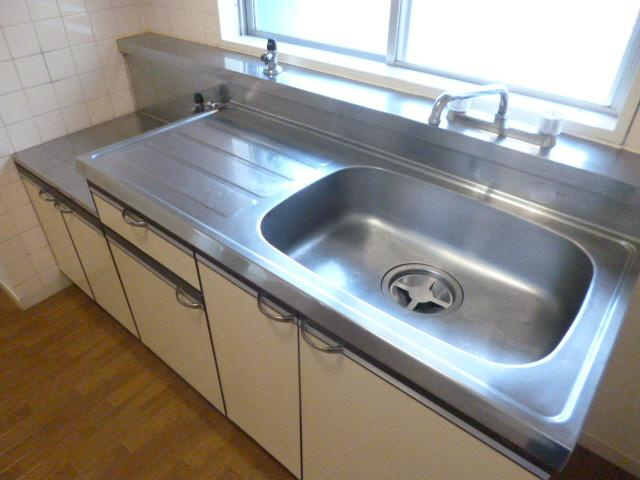 秋本マンションのキッチン|コンパクトなキッチンで掃除もラクラク