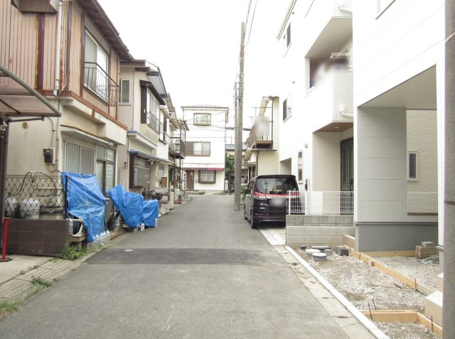 越谷市蒲生4丁目 新築分譲住宅の前面道路含む現地写真