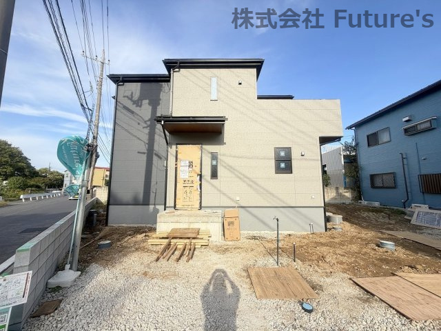 三郷市高州2丁目　新築戸建　全1棟の外観|角地に位置する開放的な立地