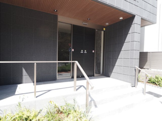 【エントランス】 | エントランス広々しており開放的。