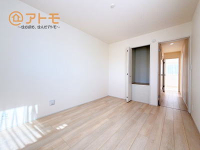 【寝室】 | 沼津市中沢田Ⅰ　新築一戸建て　A号棟 | 各居室に収納がついているので、部屋の中をすっきり見せることができますね！