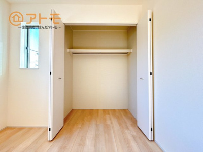 【内装】 | 沼津市中沢田Ⅰ　新築一戸建て　A号棟 | ハンガーパイプ付きのクローゼットは季節ものなどを収納することができて便利です♪