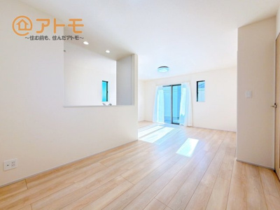 【居間・リビング】 | 沼津市中沢田Ⅰ　新築一戸建て　A号棟 | 家族団らんのイメージは、リビングを思い浮かべませんか？リビングこそ広々とした空間が良いですね♪