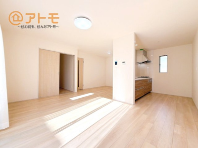【居間・リビング】 | 沼津市中沢田Ⅰ　新築一戸建て　A号棟 | 広々と開放的なLDKは、家族が自然と集まる広さ♪お子様のリビング学習にもピッタリ♪