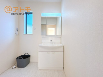 【独立洗面台】 | 沼津市中沢田Ⅰ　新築一戸建て　A号棟 | 洗面所って朝に混み合いませんか？広々とした脱衣所、３面鏡の独立洗面台で朝の時間を少しお手伝い♪