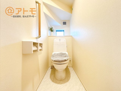 【トイレ】 | 沼津市中沢田Ⅰ　新築一戸建て　A号棟 | 窓があり換気もすぐにできる、清潔感のあるトイレです♪