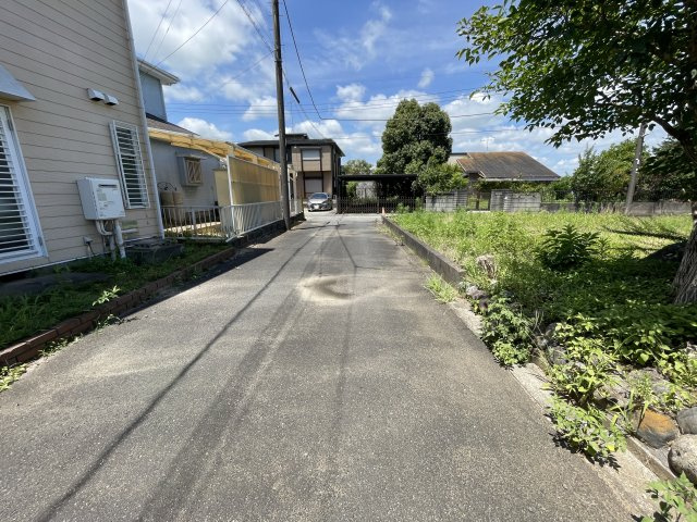 大網白里市木崎中古戸建の前面道路含む現地写真