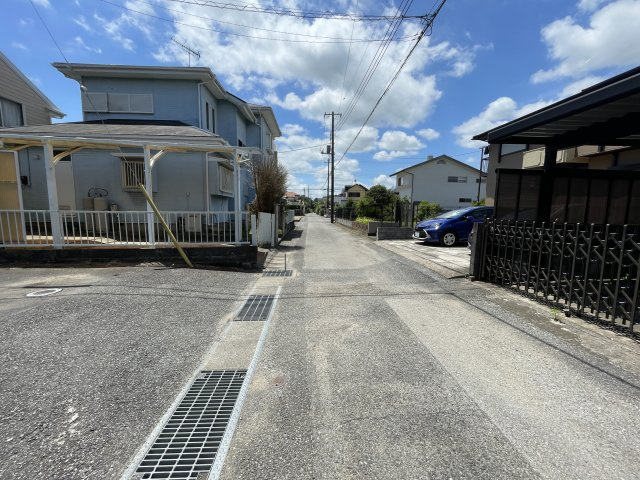 大網白里市木崎中古戸建の前面道路含む現地写真