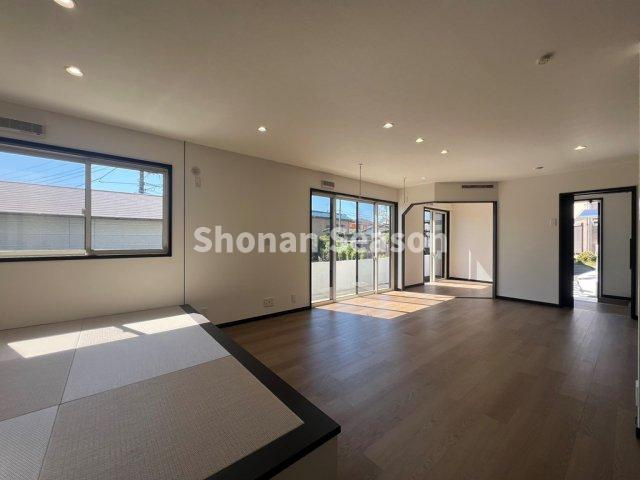 【居間・リビング】 | 陽当り良好で、リビングには明るい光が差し込みます☆