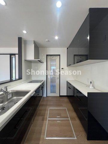 【キッチン】 | カップボードを完備しており、食器や調理器具などたっぷり収納可能です☆