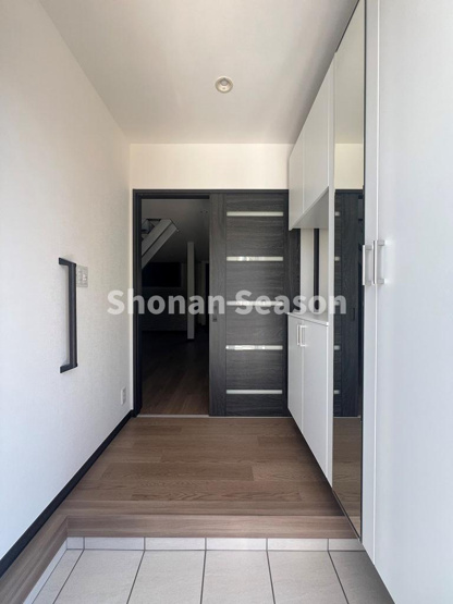 【玄関】 | ミラー付きのシューズBOXはお出掛け前の身だしなみチェックにも活用できますね☆