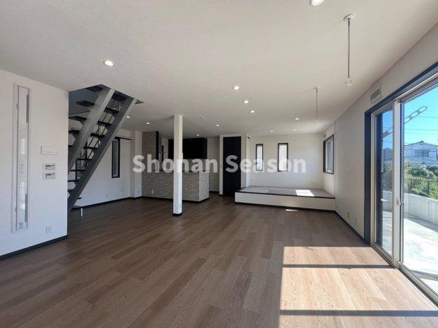 【居間・リビング】 | リビングは広々26.2帖あり、ご家族でゆったりと過ごすことができますよ♪