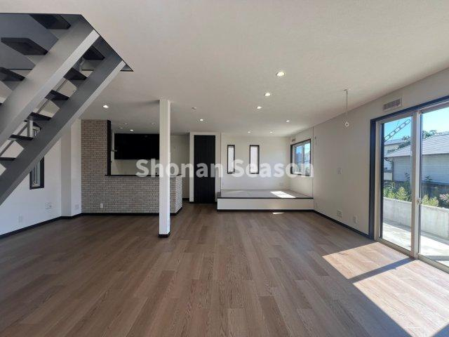 【居間・リビング】 | 対面式キッチンのため、キッチンからはリビングを見渡すことができ、お料理中でもご家族との会話が弾みます◎