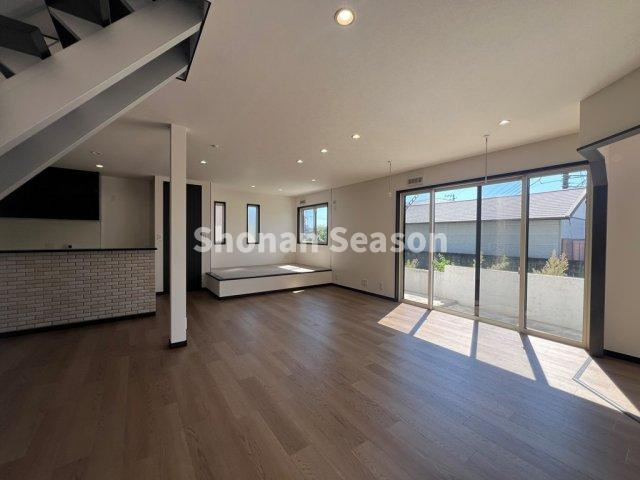 【居間・リビング】 | リビングには床暖房を完備しており、冬でも足元ぽかぽか☆