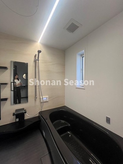 【浴室】 | 腰掛けられるタイプのステップ浴槽で半身浴も快適に。小さなお子様やお年寄りの方のご入浴も一層安心感がありますね。