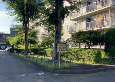 【庭】 | 第二カミユ八王子３号棟 | 物件によっては、入居者が個人的に使用できる専用庭がついているものもあります。また、住宅の中にある土間の部分を庭と呼ぶこともあります。庭の用途は住む人によって変わり、それによってデザインもさまざまです。