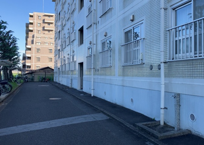 【エントランス】 | 第二カミユ八王子３号棟 | マンションのエントランスには、もともと風よけや防犯の役割がありますが、マンションによって宅配ボックスなどの設備が備わっている所もあります。日々の生活をイメージしながら生活しやすさをチェックしましょう。