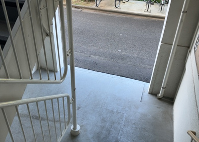 【ロビー】 | 第二カミユ八王子３号棟 | ラウンジは、マンションの共用スペースに椅子やテーブルなどを配置した利用者が寛げる空間です。屋内型ラウンジと屋外型ラウンジがあります。共用部分の管理状況と合わせて、詳細については現地でご確認ください。