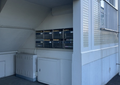 【設備】 | 第二カミユ八王子３号棟 | エントランス付近に設置されている集合ポストは、住んでいる部屋と離れているため、ポストをあさるなど誰かに何かされていても被害に気づきにくいです。入居する時には他人に特定されにくい番号で鍵をかけましょう！