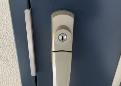 【防犯設備】 | 第二カミユ八王子３号棟 | 室内の防犯設備もチェックしましょう！モニター付きインターホンが設置されているか、防犯シャッターが設備されているか、ベランダに人が上がってきにくい高さかなどチェックしておくと入居後も安心できるでしょう。