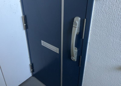 【玄関】 | 第二カミユ八王子３号棟 | 玄関は家の顔でもあり、家族以外の目にも止まる場所です。玄関は外との間を仕切る扉、靴などをしまっておく収納スペース、靴脱ぎのたたきスペース、来客とのやり取りをするドアホンなど複数のアイテムからなります。